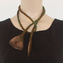 Load image into Gallery viewer, Wet felted flower necklace
